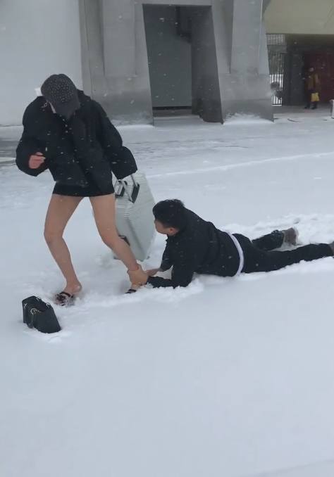 小伙趴在雪地里抱着女友的大腿崩溃大哭原因让人大跌眼镜