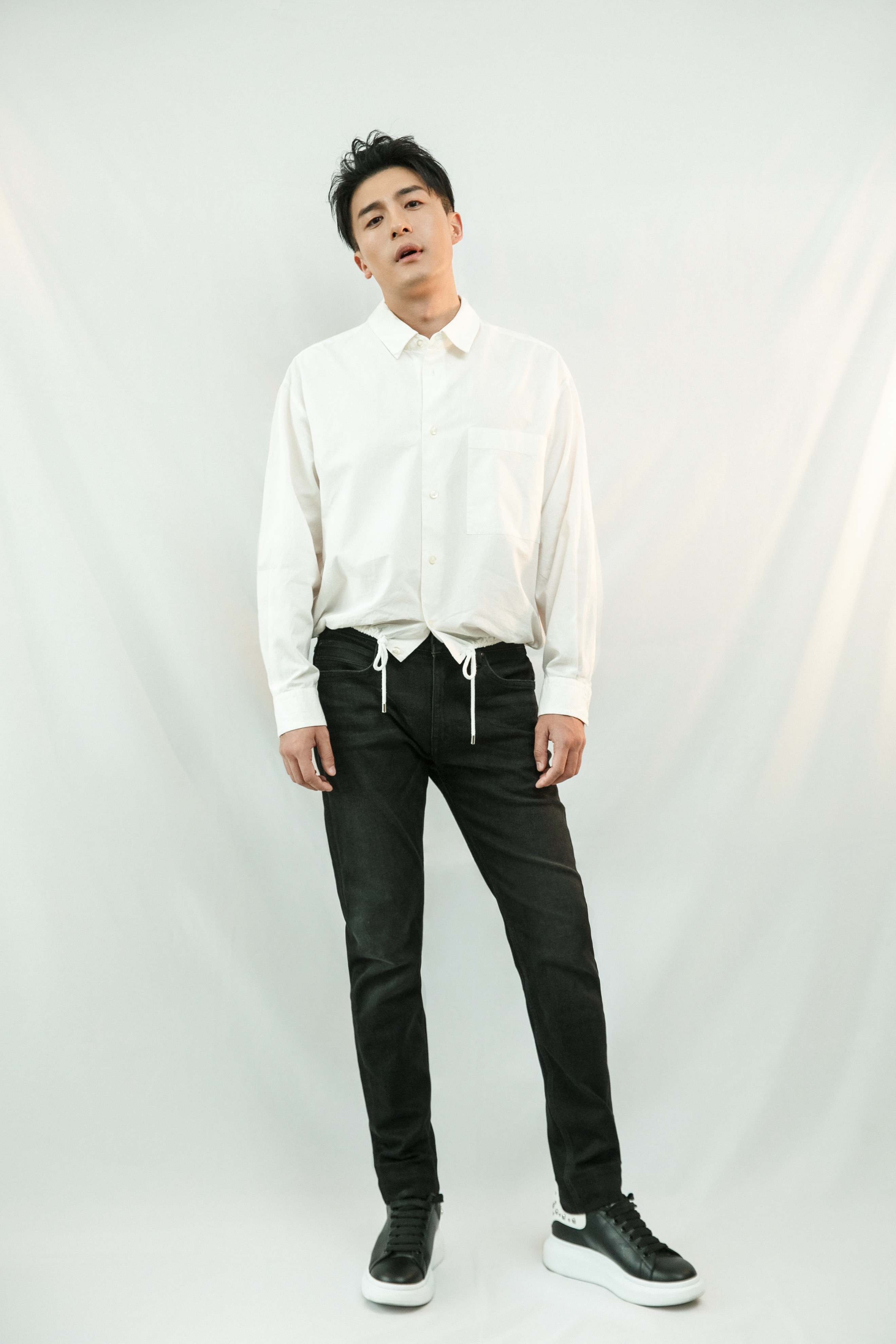 孙艺洲出席品牌活动 衬衫长裤日系风十足