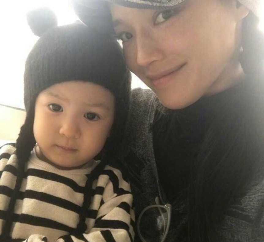 舒淇晒和张震女儿合照露出姨母笑，频繁晒照她对这位小天使是真爱 - 360娱乐，你开心就好