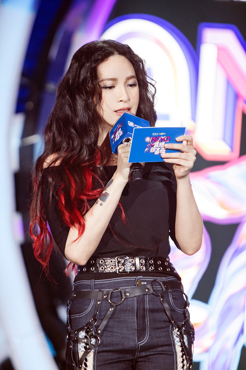 艾菲鼓励新生力量献唱恼人的秋风掀高潮