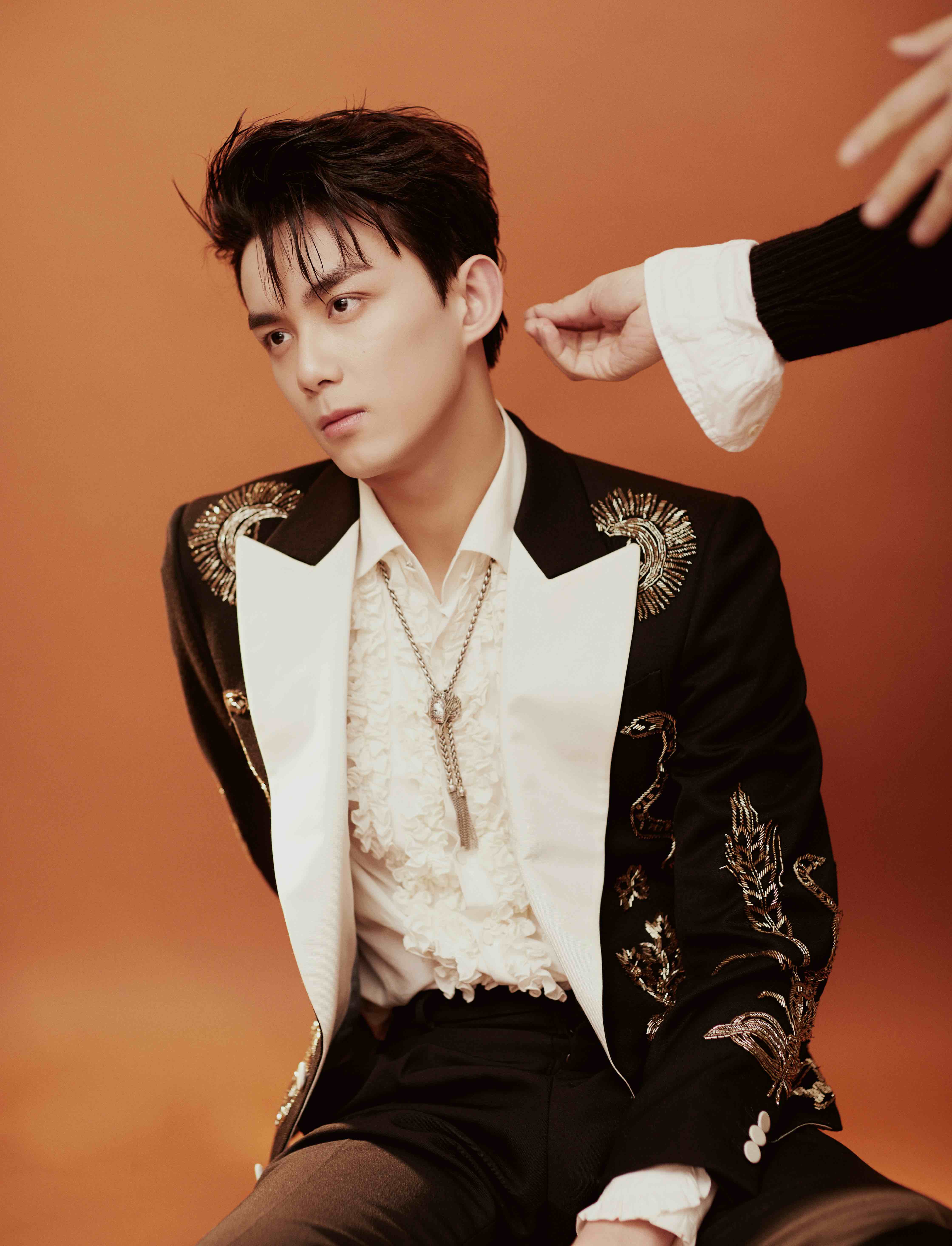 吴磊礼服出席盛典变食堂代言人收获"年度人气艺人" 荣誉