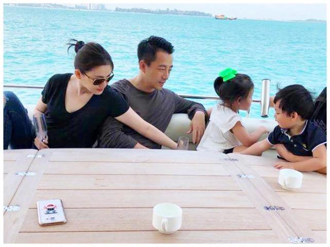 妻子不在家，汪小菲深夜独自买醉，家里乱成一团糟，衣裤到处乱放