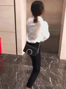 搞笑gif:妹子你凭本事开的门为什么要害羞啊 - 360娱乐,你开心就好