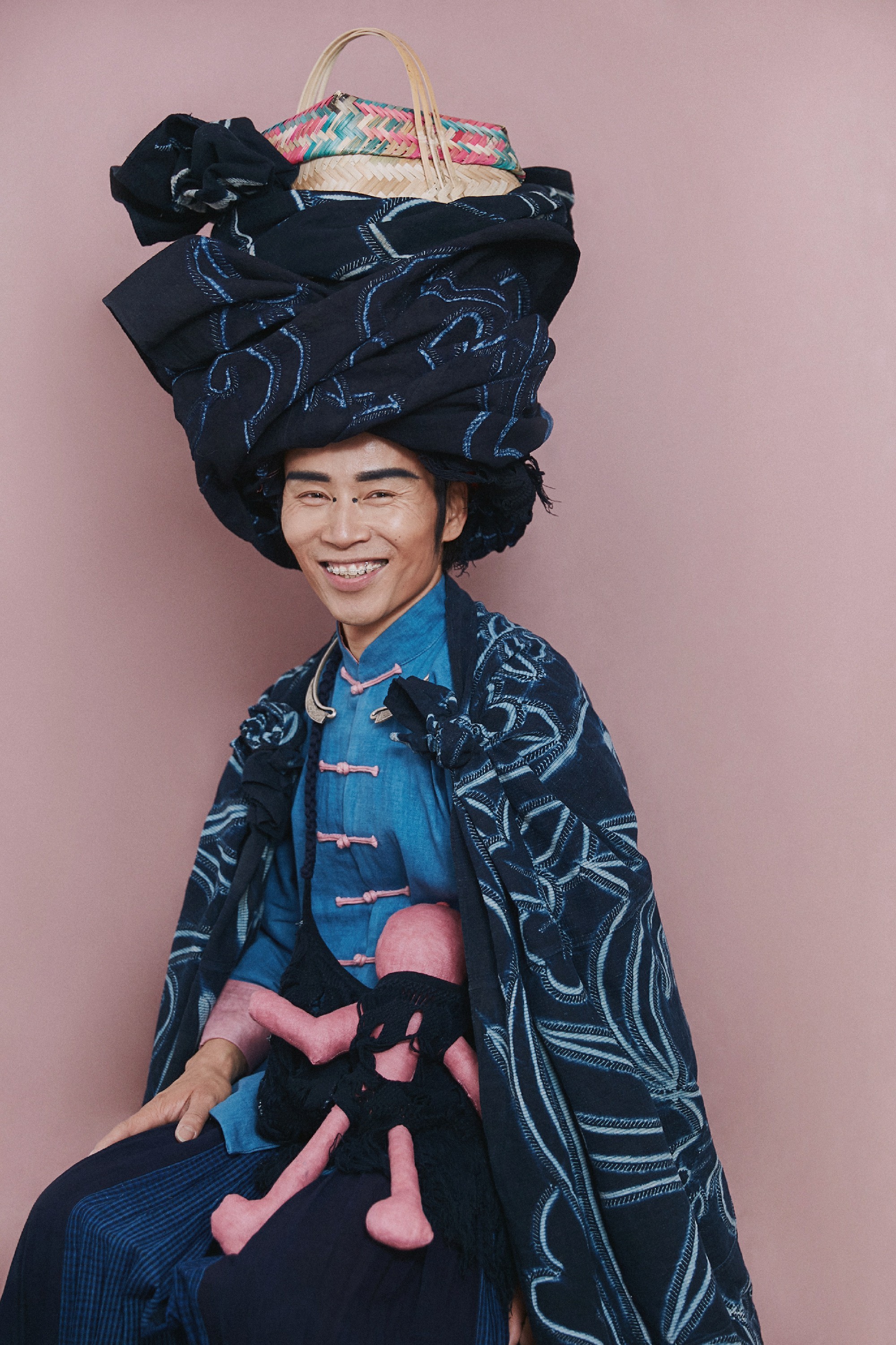 环保行为艺术家万云峰穿布依族服装看秀