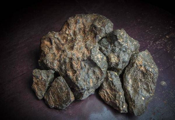 612500美元史上最大最重要月球陨石拍出天价