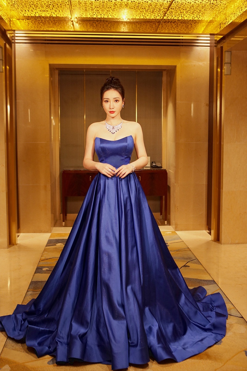 柳岩宝蓝色复古长礼服柳岩领奖合照柳岩红毯照柳岩,木子洋,岳岳合照