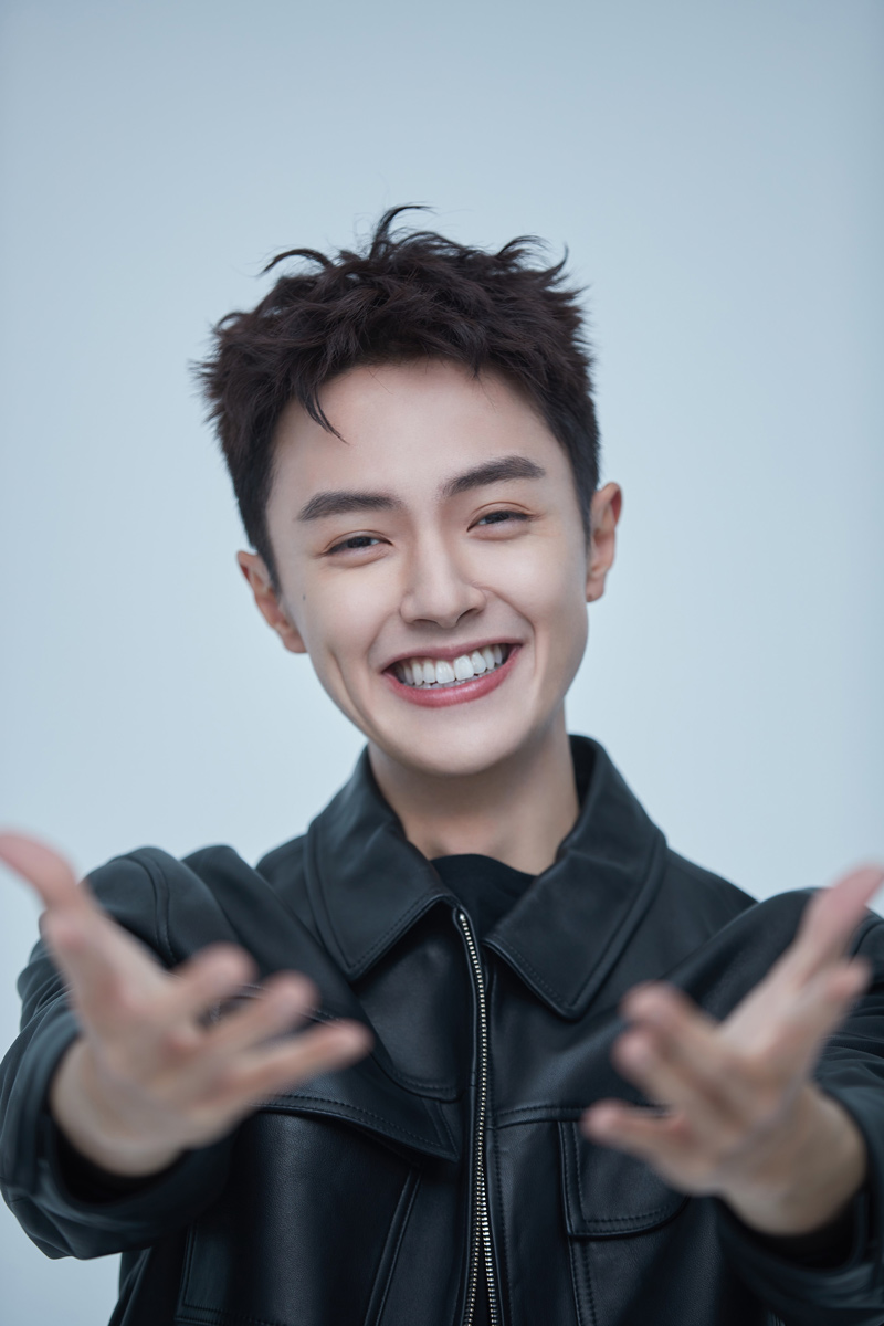 不被定义不惧改变官鸿展明媚笑容迎25岁生日