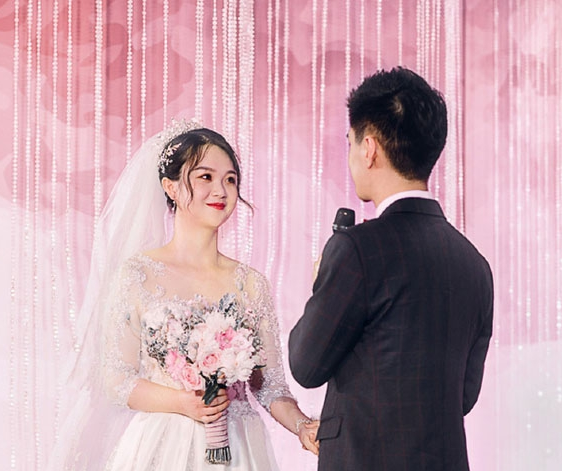 快樂星球丁凱樂結婚了,婚紗照晃眼看還以為是楊洋