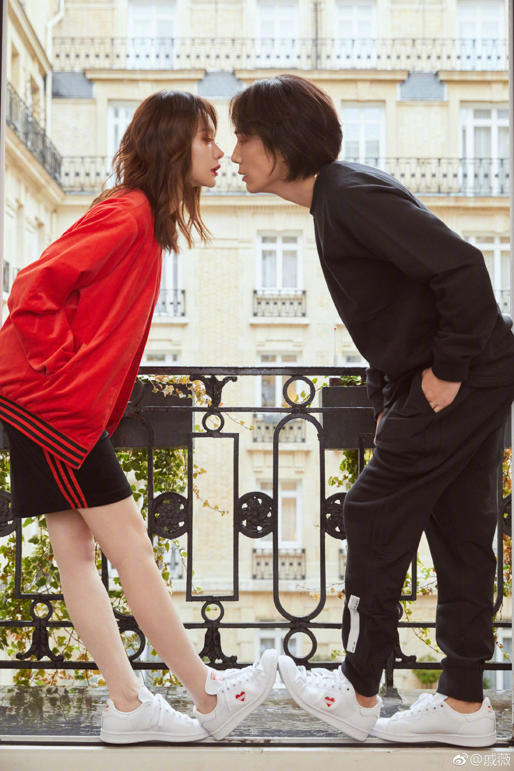 戚薇与李承铉拍情侣写真虐狗！黑红搭配玩转巴黎街头 -- 眼界，放眼世界