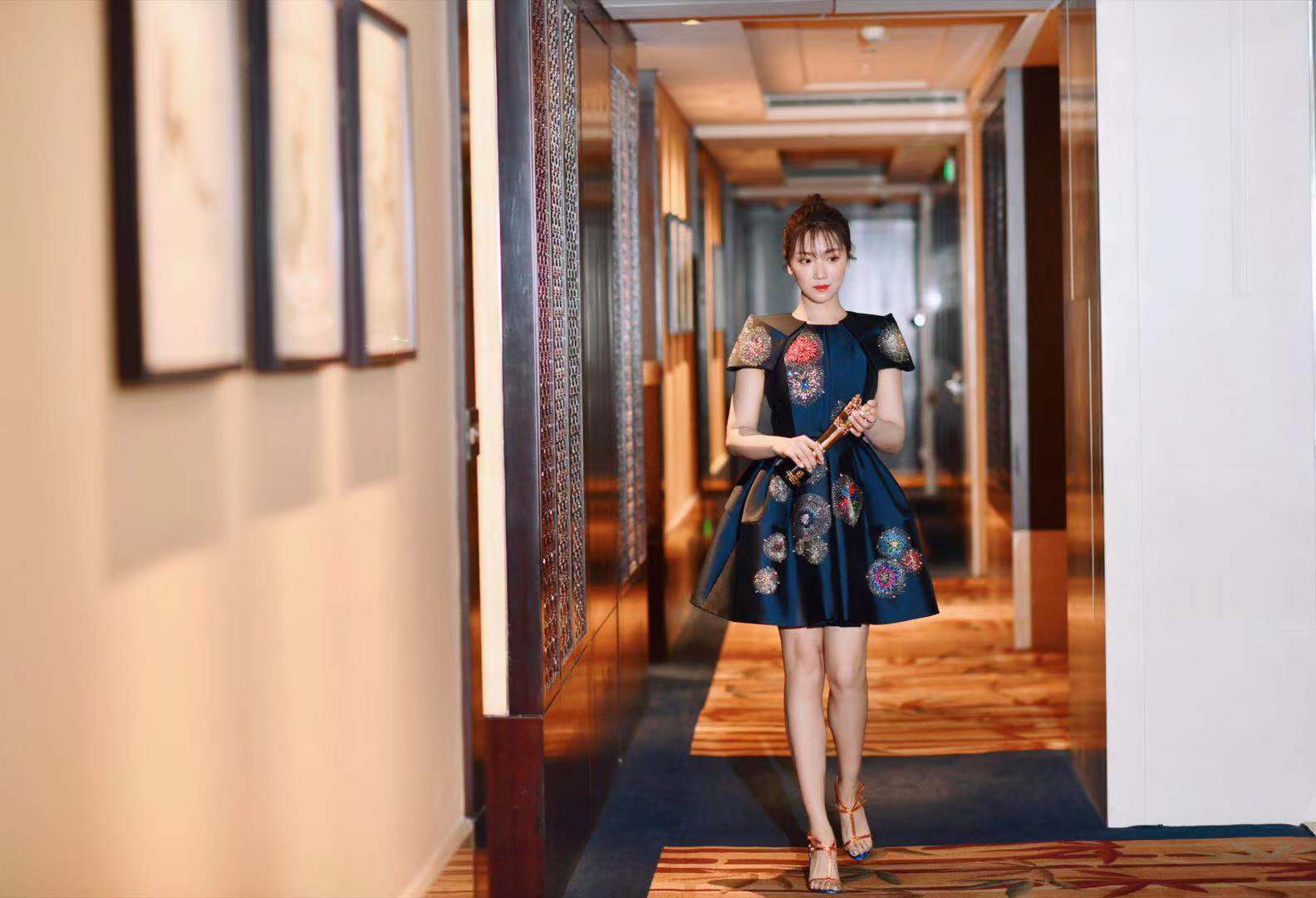 菅纫姿出席盛典活动 轻盈灵动获年度最受期待女演员