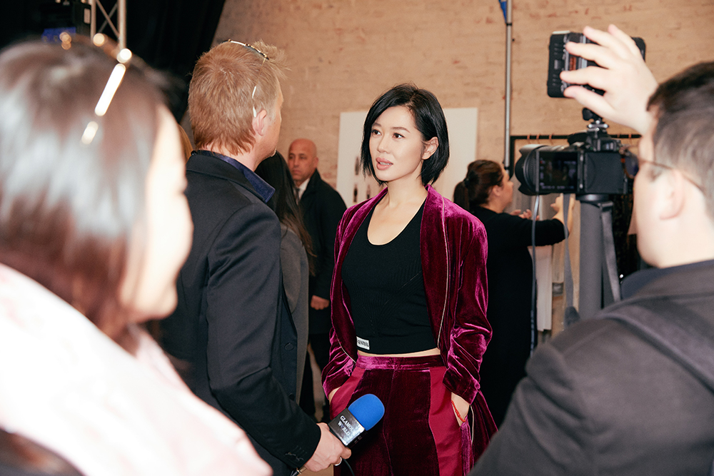 余男深色绒面套装现身米兰时装周简约低调不失高级