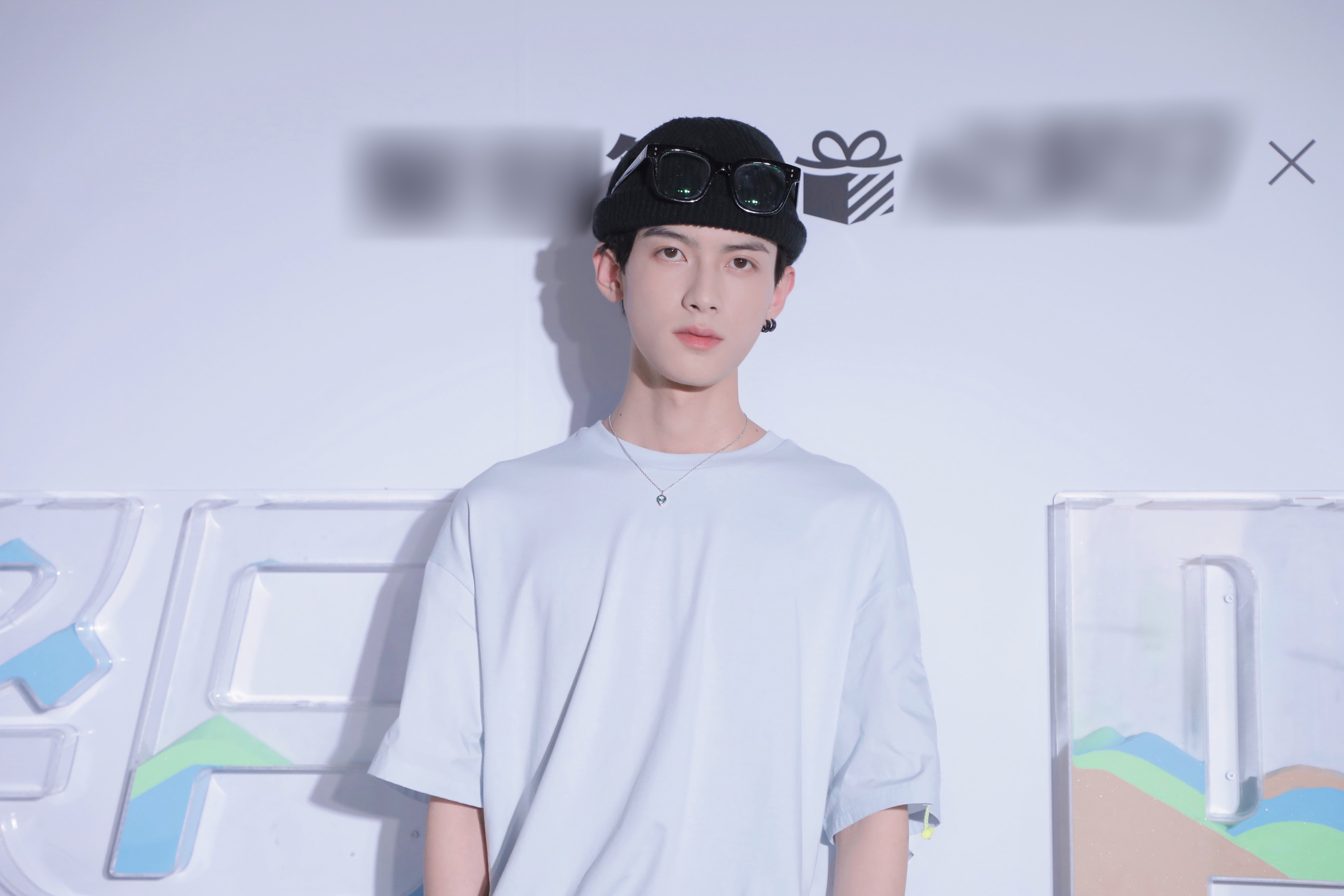 陈鹤一李姗姗出席新品发布会体验夏日潮搭