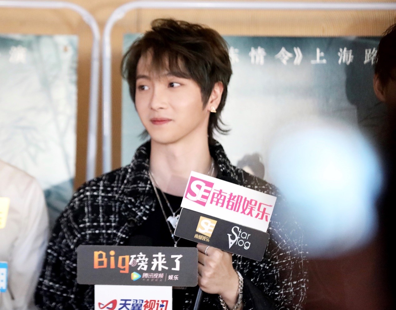 于斌帅气现身陈情令见面会清唱赤子撩动粉丝心弦