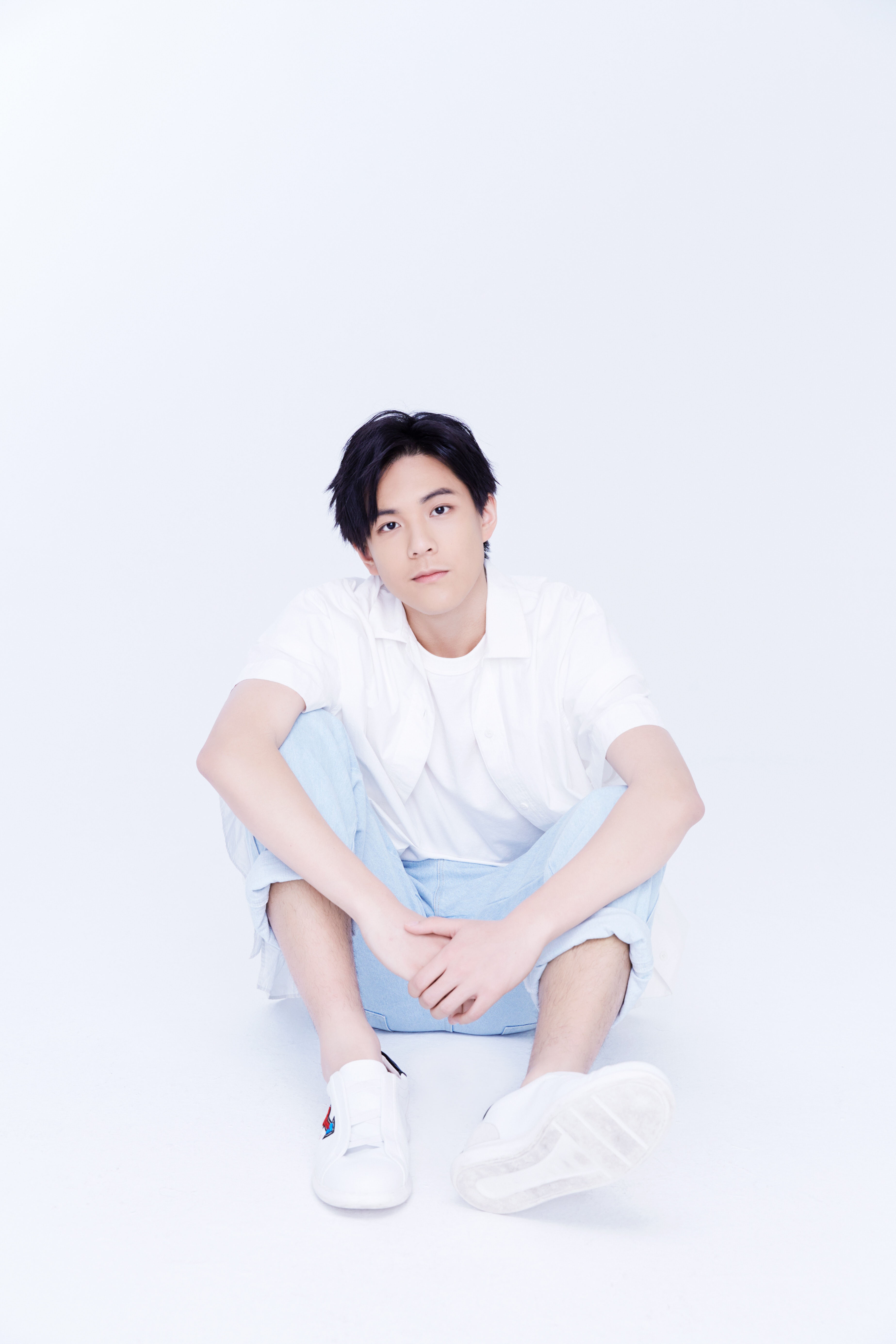 今日,卓尔文化旗下签约新人演员王熙元首度曝光夏日写真组图.