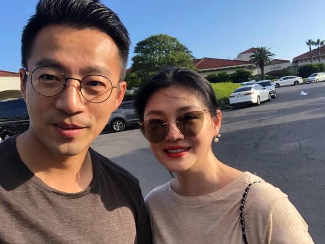 妻子不在家，汪小菲深夜独自买醉，家里乱成一团糟，衣裤到处乱放