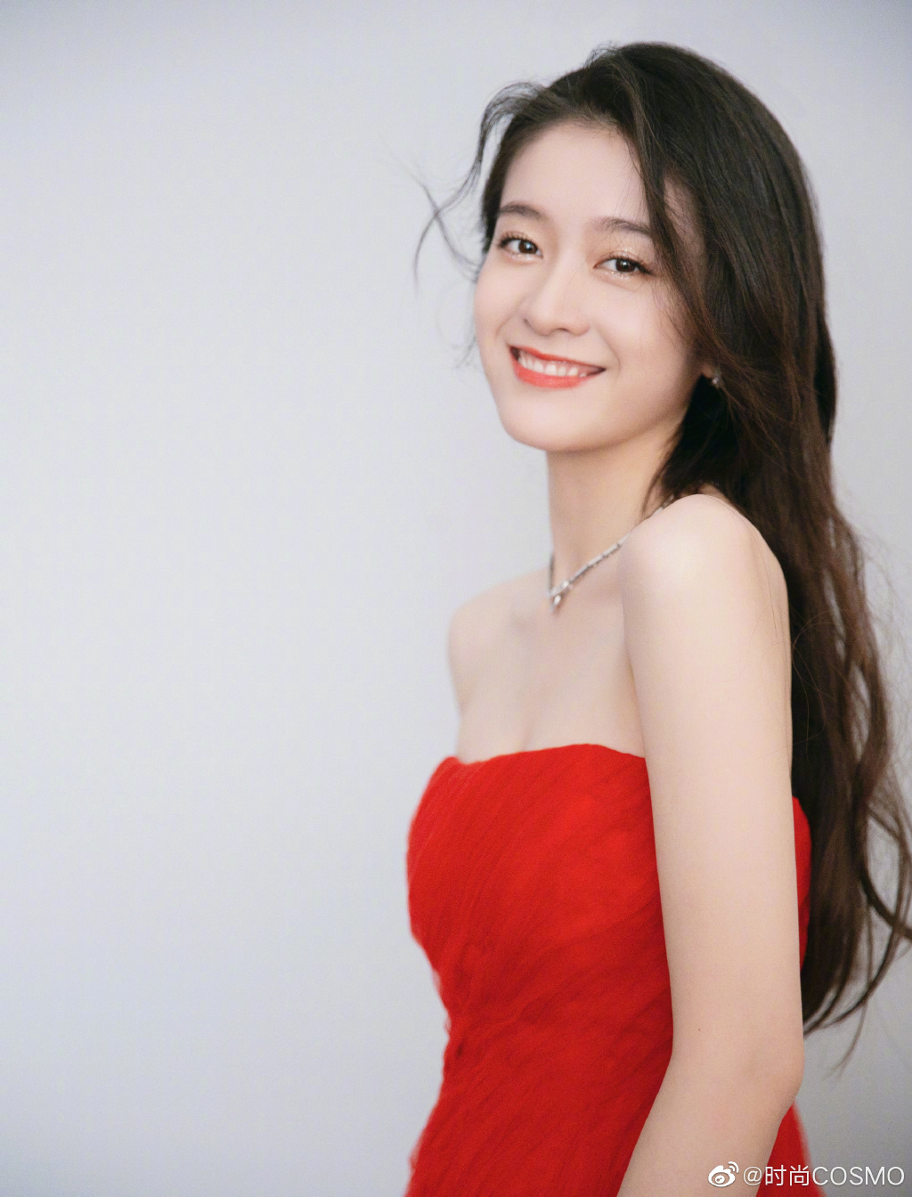 张雪迎抹胸长裙秀白皙肌肤,努力挤事业线秀身材超拼