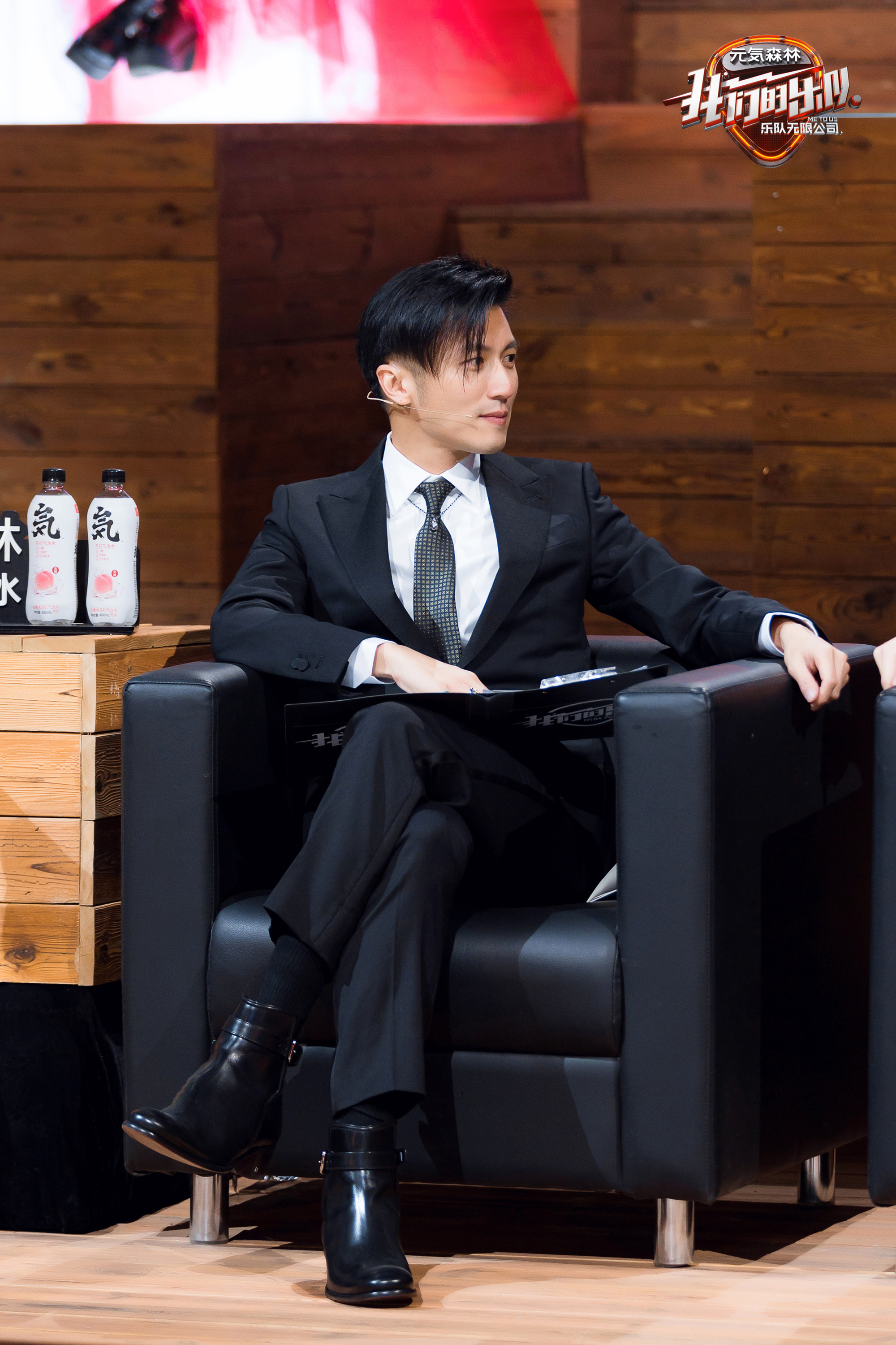 我们的乐队明晚开播谢霆锋总裁坐姿超a营业