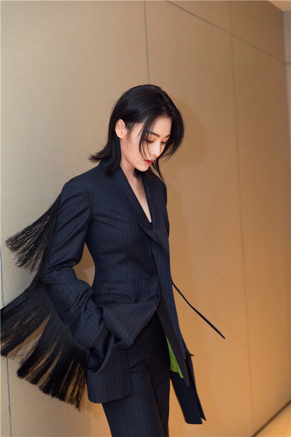 张馨予一身西装帅气十足斩获年度风尚飞跃女演员