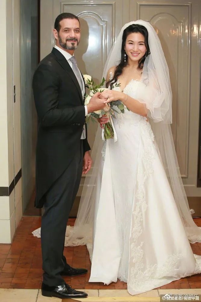 巅峰时隐退成"生育机器",离婚,破产后重头再来的她如今幸福嫁女儿