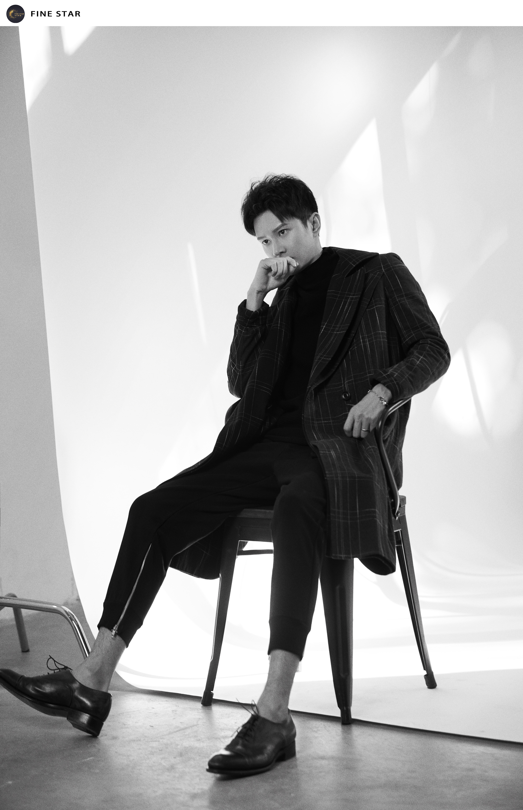 耳东繁星旗下演员田川近期曝光一组最新写真,身着格子外套,在黑白光影