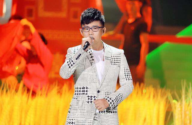 他曾因贫穷辍学打工一首歌让他登上春晚从此登上人生巅峰