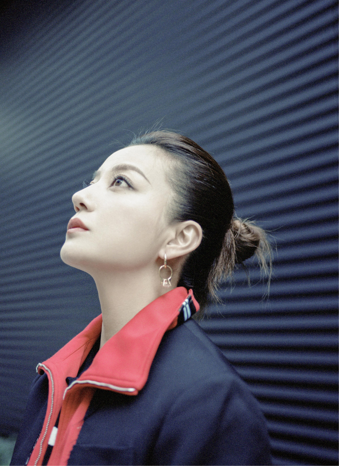 赵薇风衣混搭衬衫半裙,漫步街头自在洒脱 -- 眼界,放眼世界