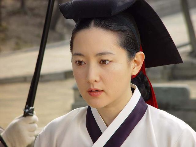 李英爱,韩国女演员,长今的扮演者,她也是凭借《大长今》,而打开的亚洲