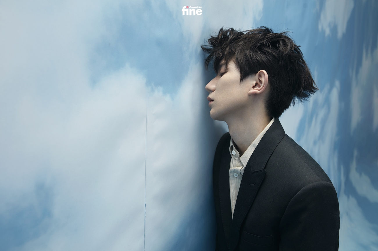 王源初秋草丛大片曝光 清新俊逸演绎满分少年感 眼界，放眼世界