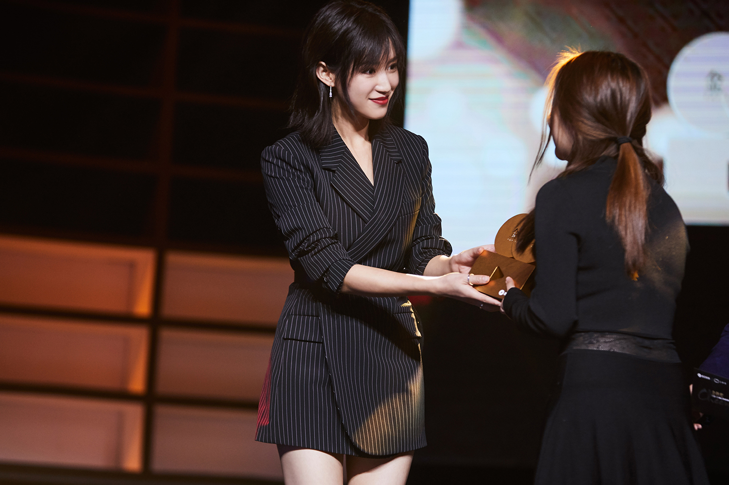 苏青黑色西装裙亮相颁奖礼 简约有型气场十足