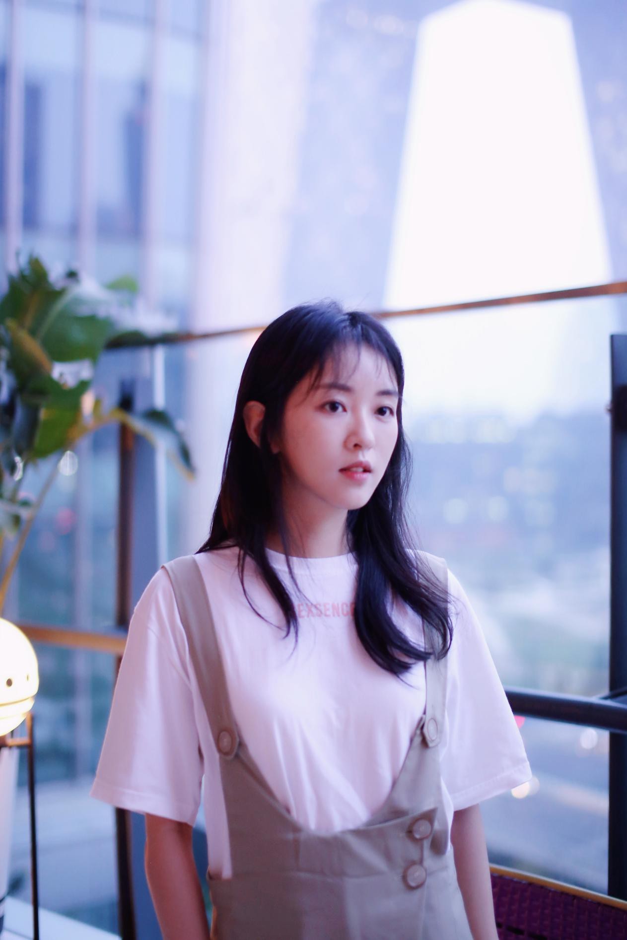 刘泳希夏日写真曝光 白色系穿搭简洁吸睛 - 360娱乐,你开心就好