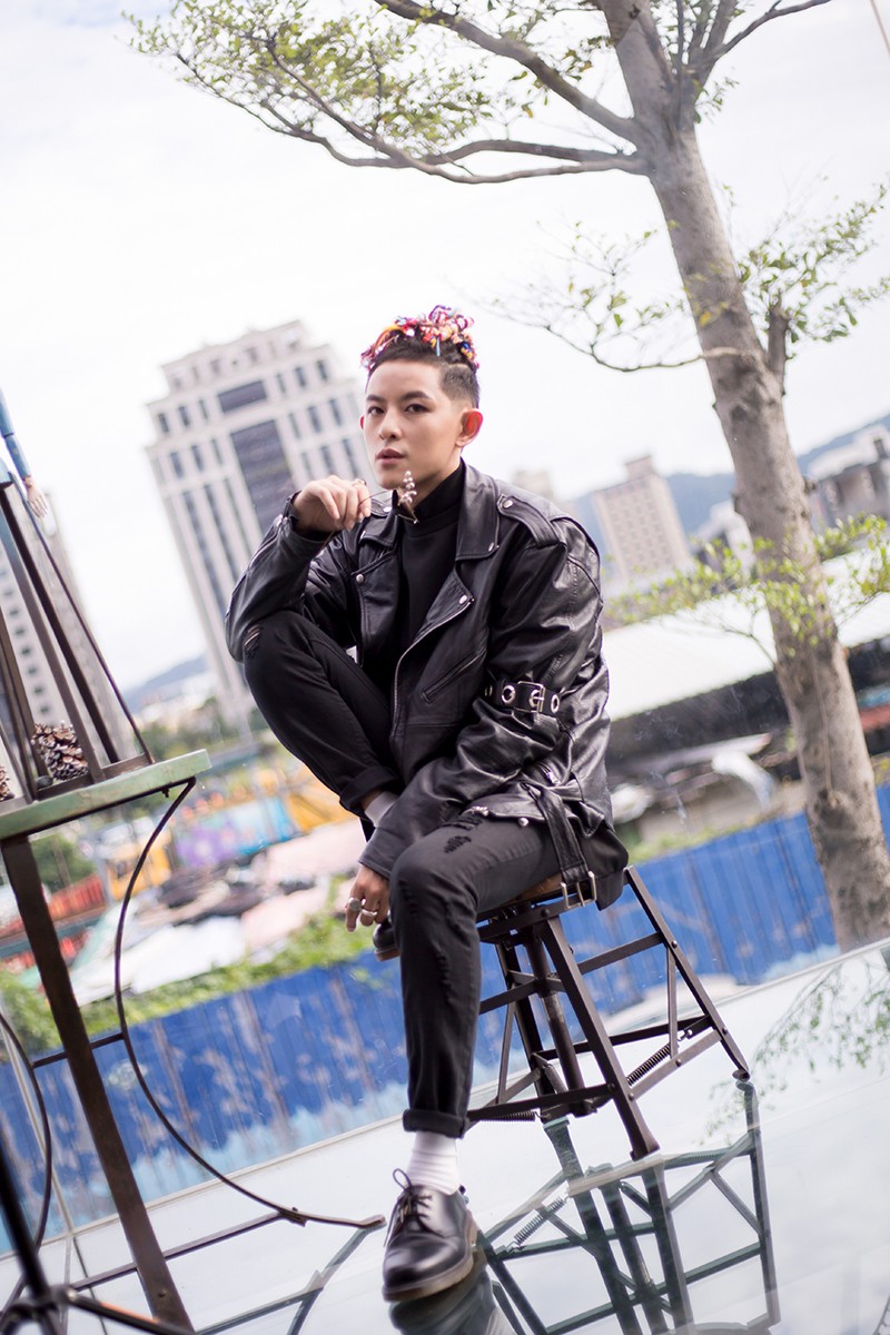 敖犬街拍写真曝光 酷劲十足展男友风范 - 360娱乐,你开心就好