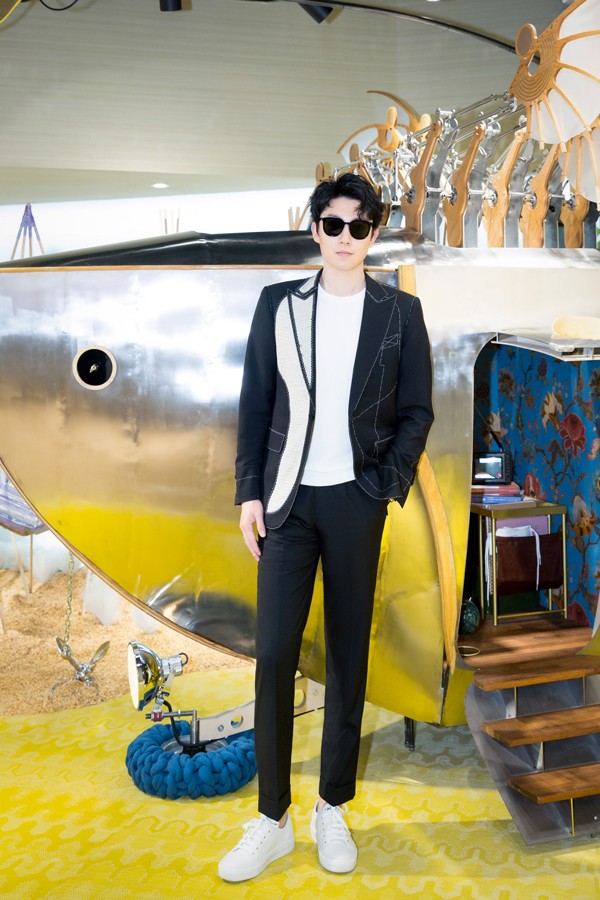 海陆姚远出席某活动现场演绎气质拍档