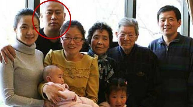 她是央视主持人，曾被传与韩红结婚，今神秘丈夫曝光！