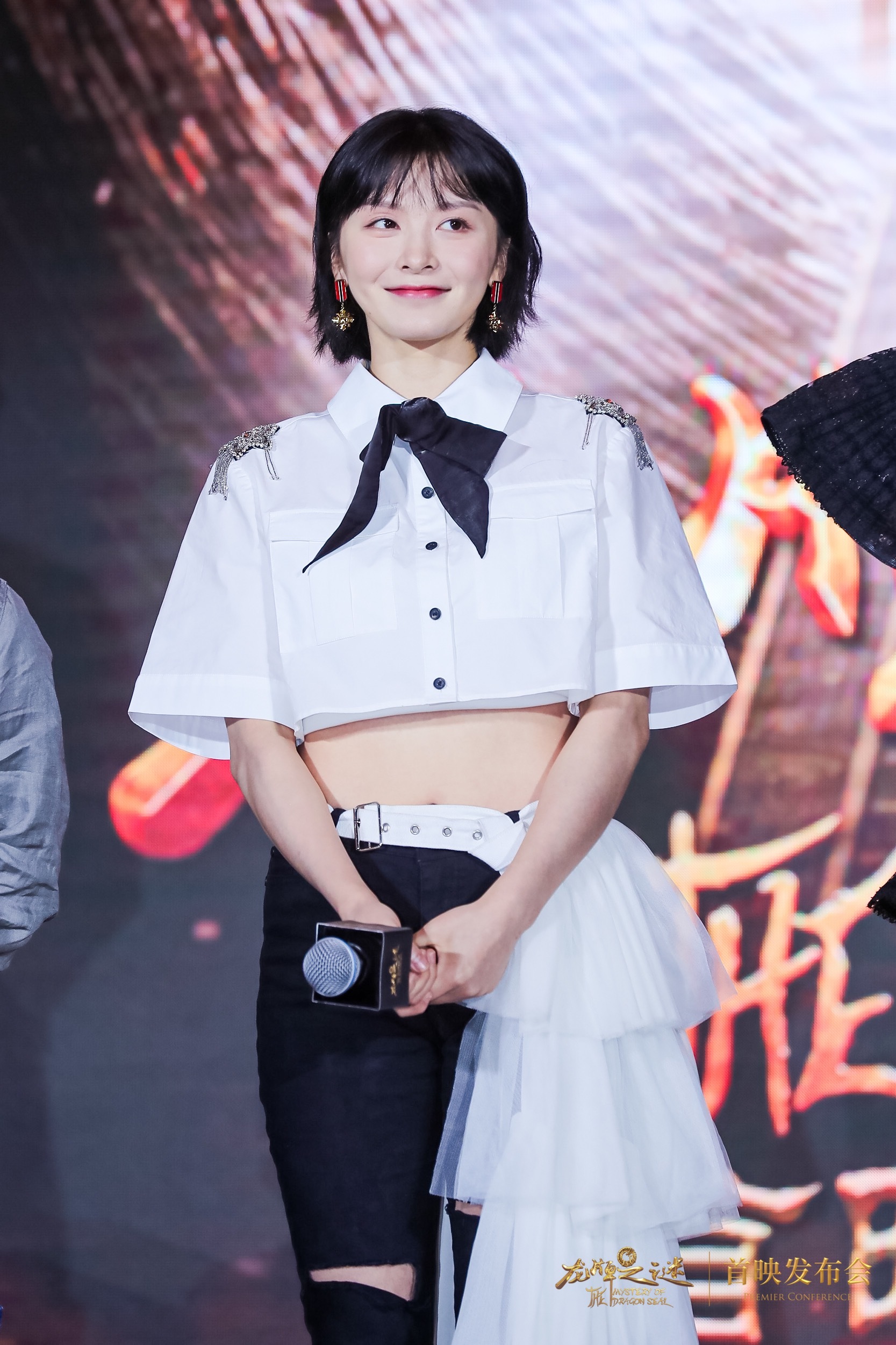 电影龙牌之谜首映发布会李萌萌大秀高难度一字马