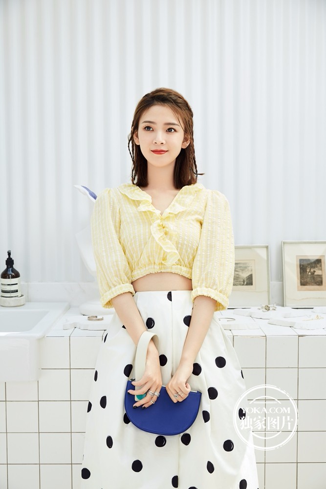 陈瑶夏日清新大片小露蛮腰阳光女孩分外迷人