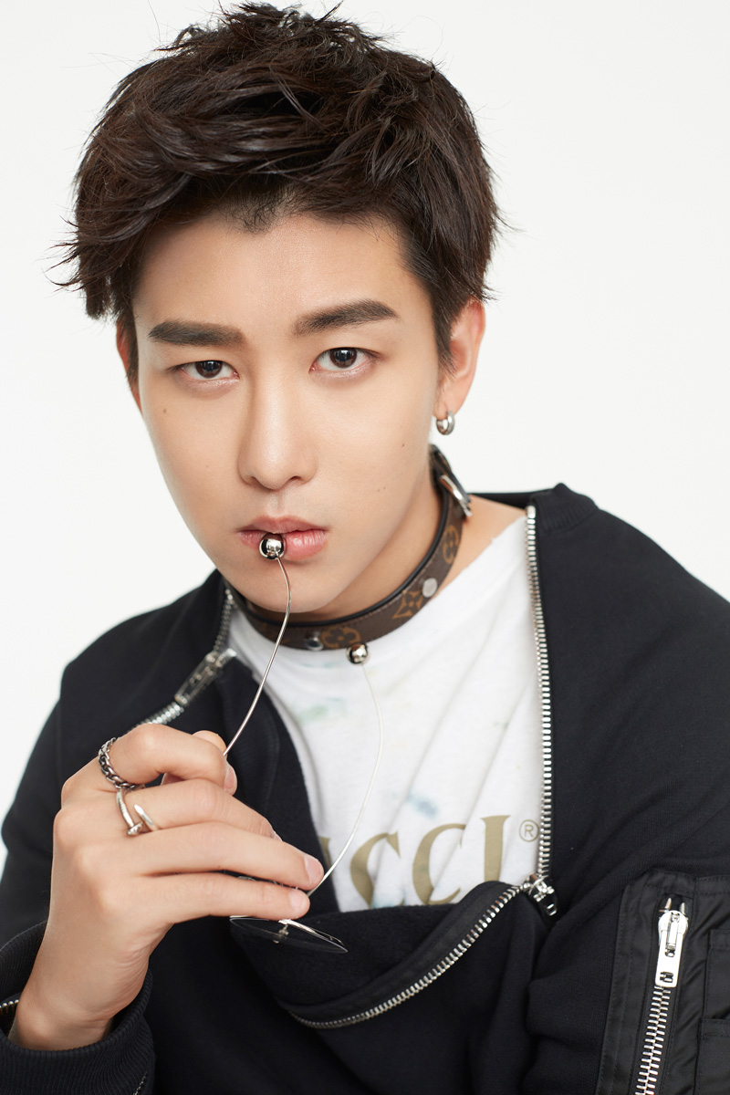 uniq周艺轩冷峻写真曝光参加中国有嘻哈热议不断