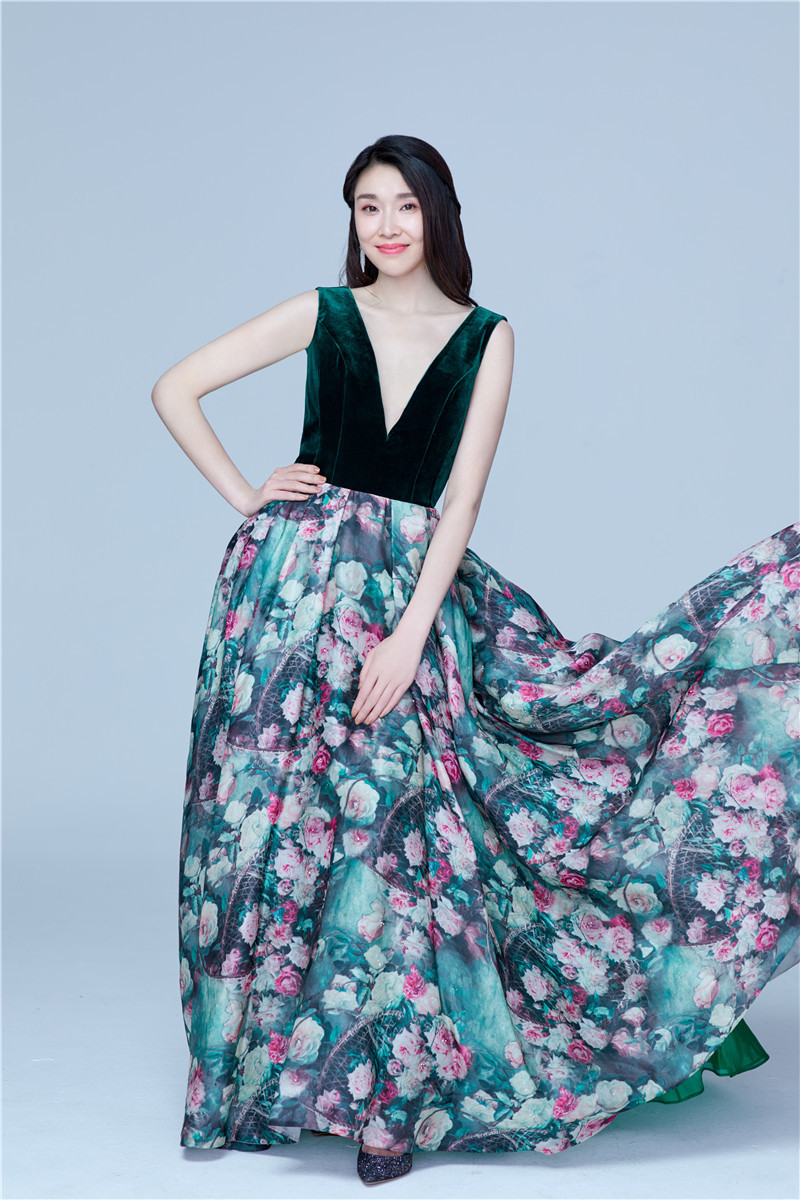 陈丽娜演绎气场知性美职场御姐范十足