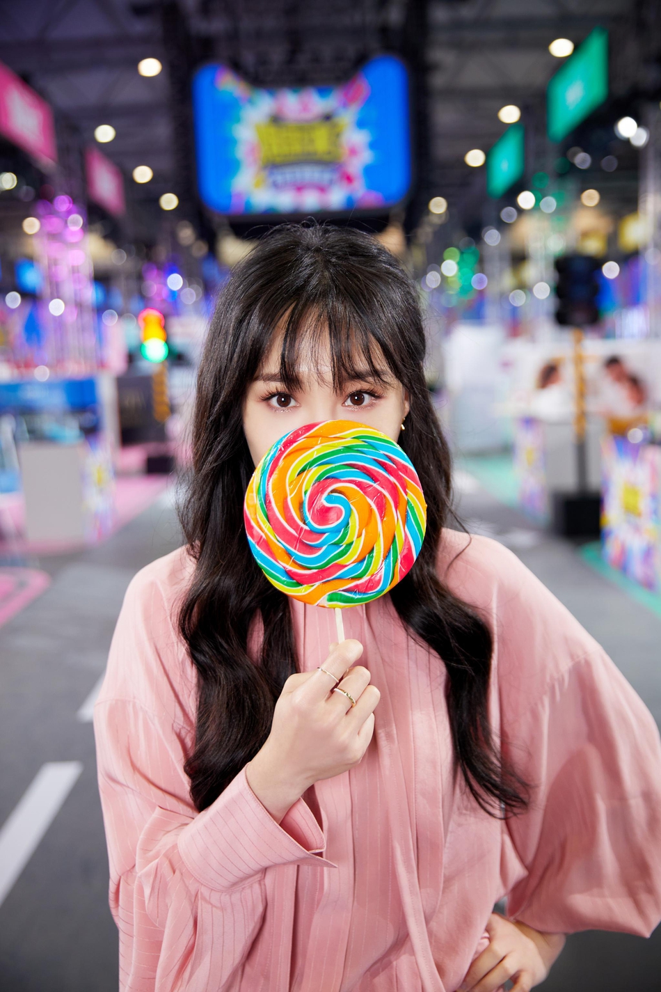 郑爽身穿粉红连衣裙少女感足 手持棒棒糖俏皮灵动