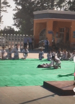搞笑gif 你这样拍人家 都不好意思了