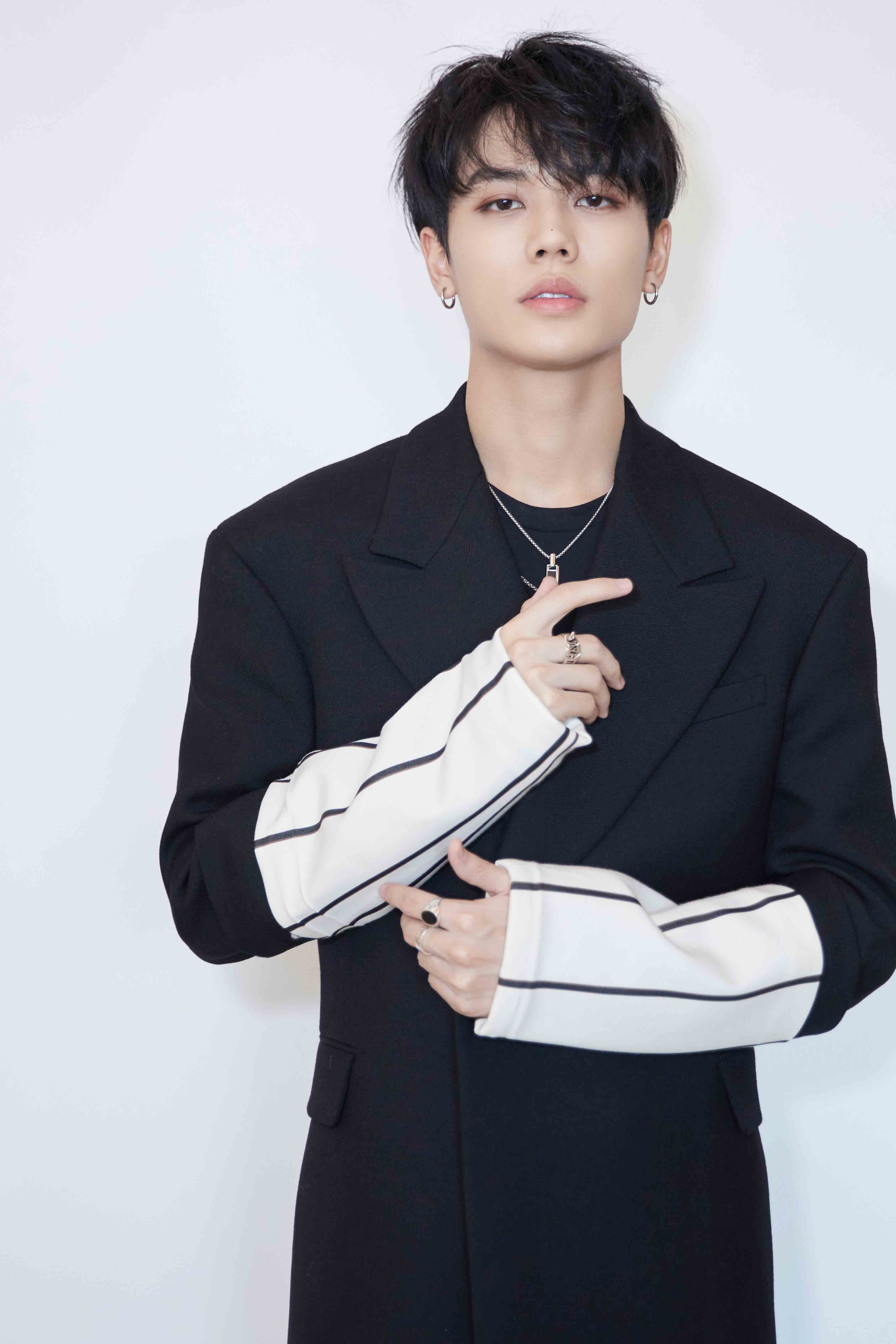 林彦俊黑色西装出席活动 钢琴键线条纹诠释绅士型格