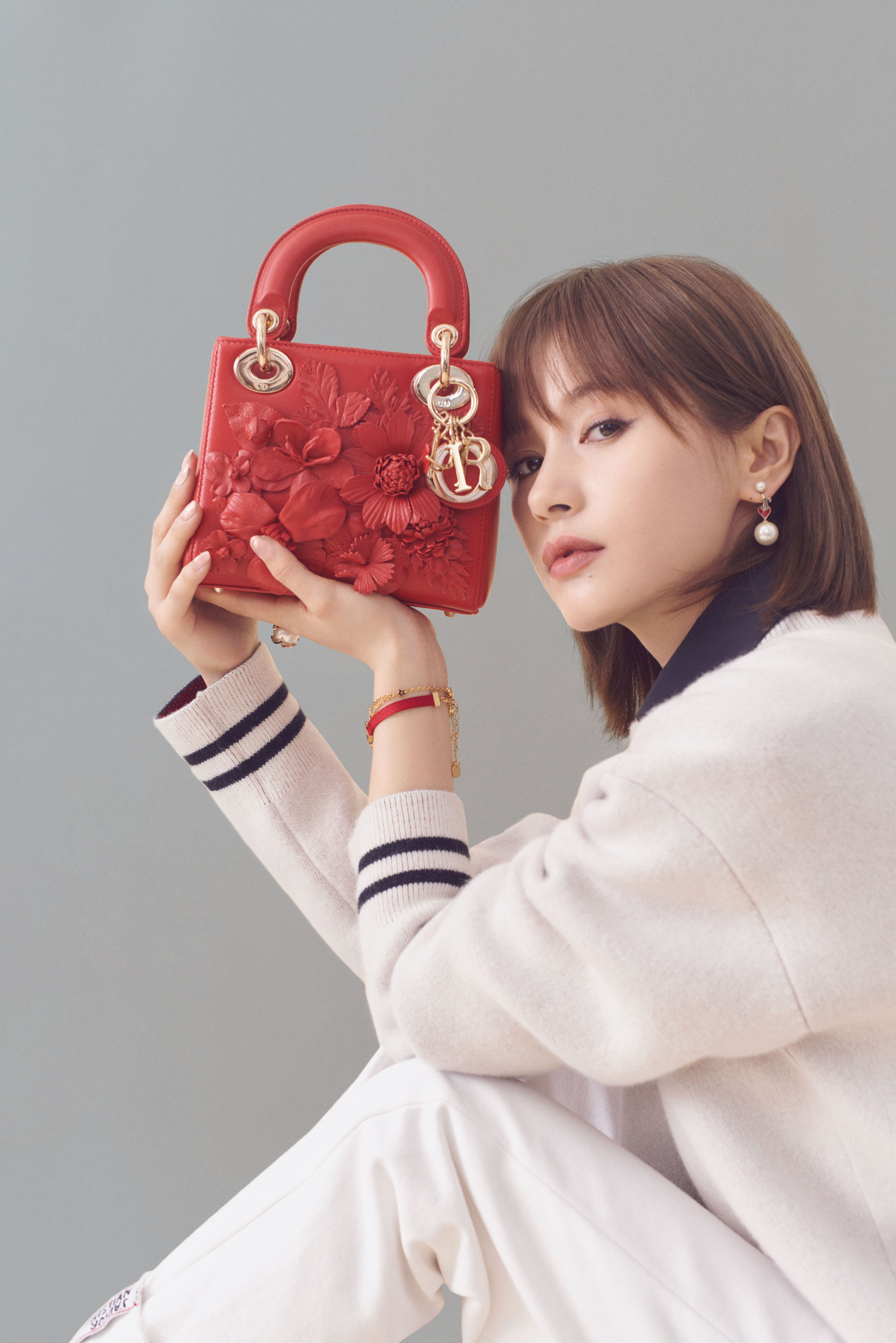 dior品牌官方公布了一组图片,dior香氛世家大使王子文甜蜜诠释品牌