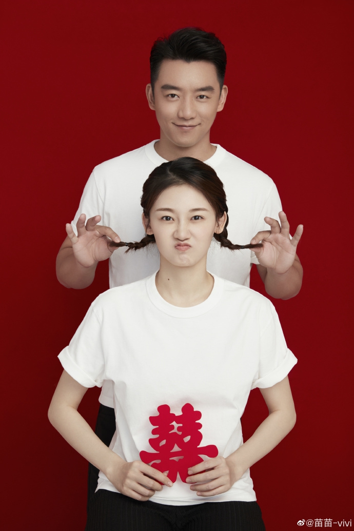 郑恺苗苗官宣结婚 两人手持结婚证肚子上贴"囍"