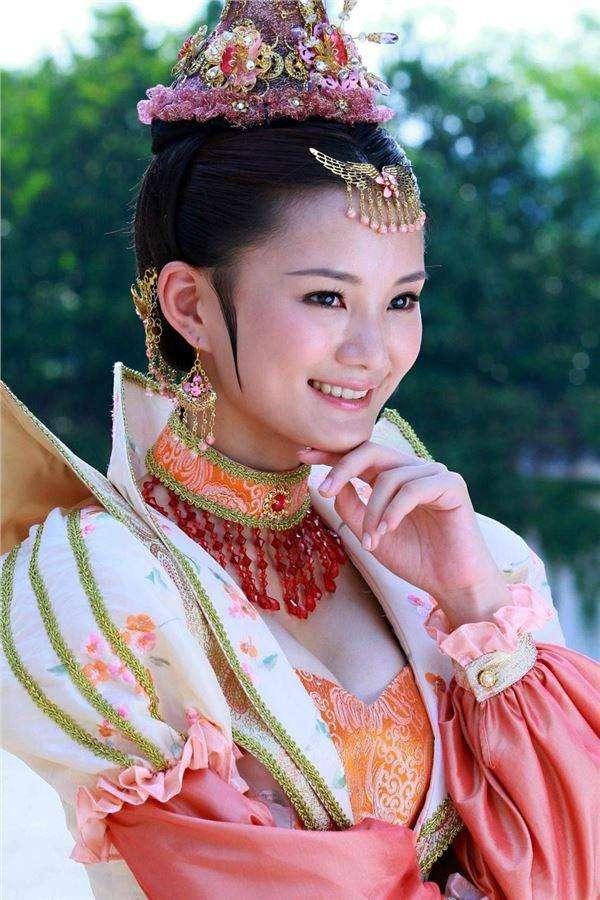 这样可爱的她,就算不红也坚持好好演戏,做一只"最美的白兔精".