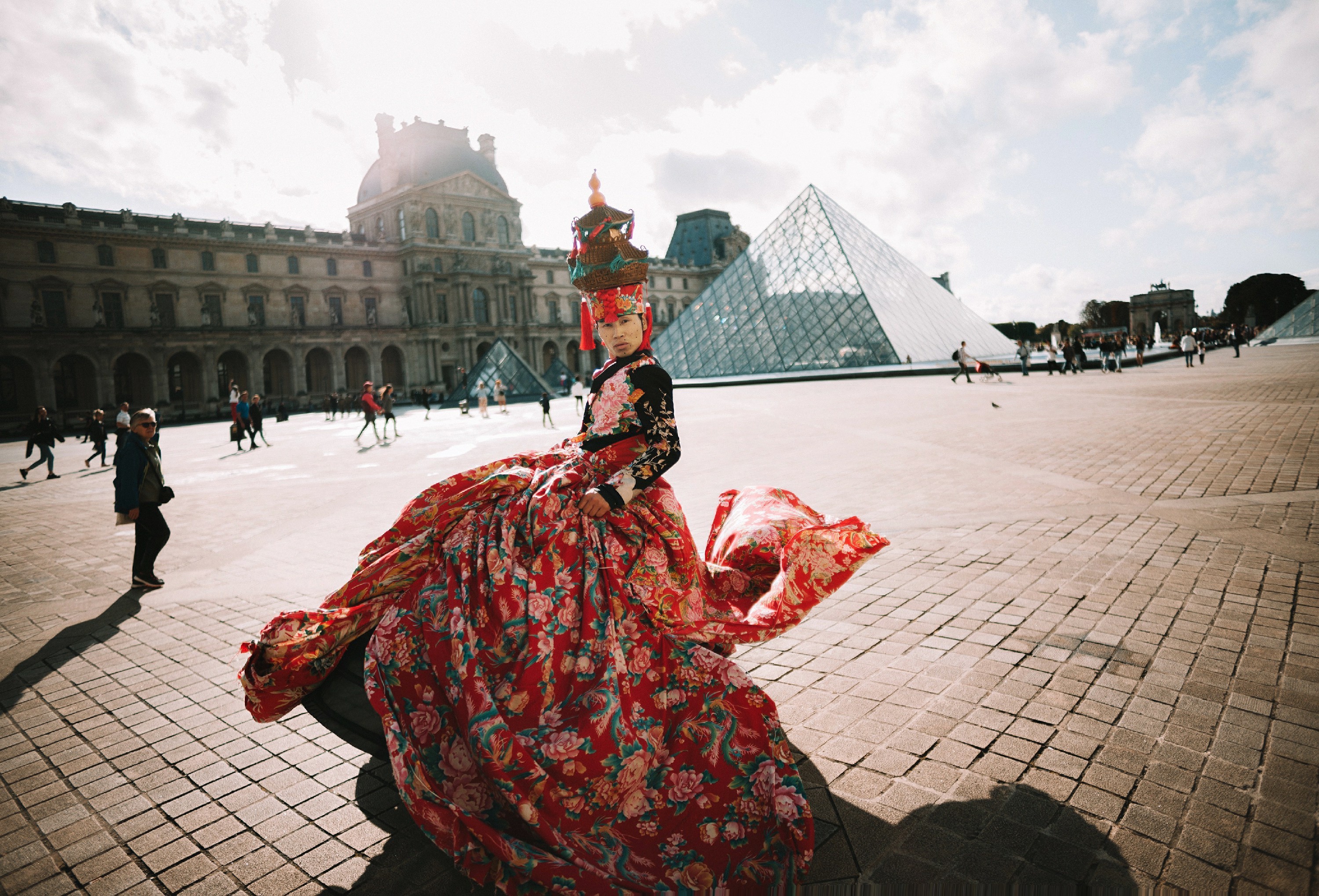 行为艺术家万云峰 在法国巴黎卢浮宫走秀 -- 眼界，放眼世界
