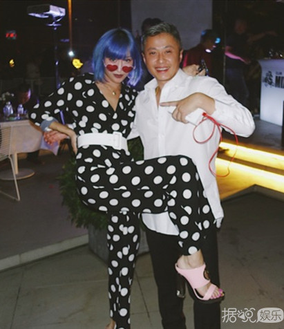 说臧鸿飞是有老婆孩子的,还有一个老婆知道的小三,但依然"和平共处".