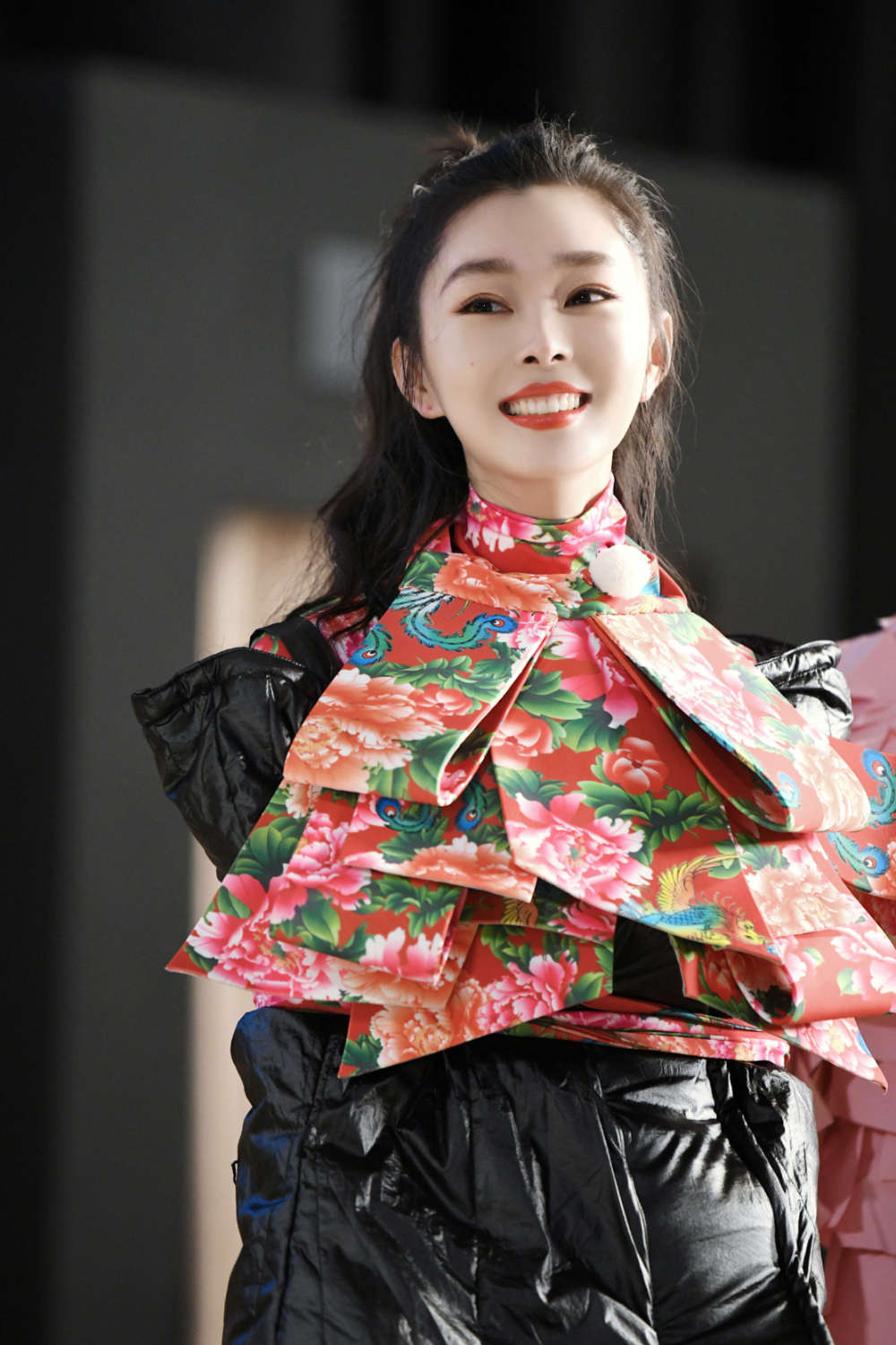 宋轶奔跑吧走秀造型亮眼东北乡村猫女气场全开