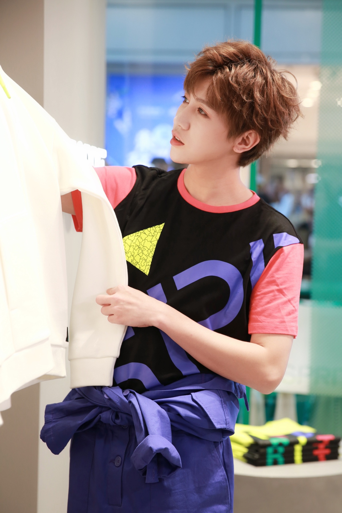 活动现场林陌一身蓝紫色连体工装搭配撞色短袖,不同元素集结一身,用