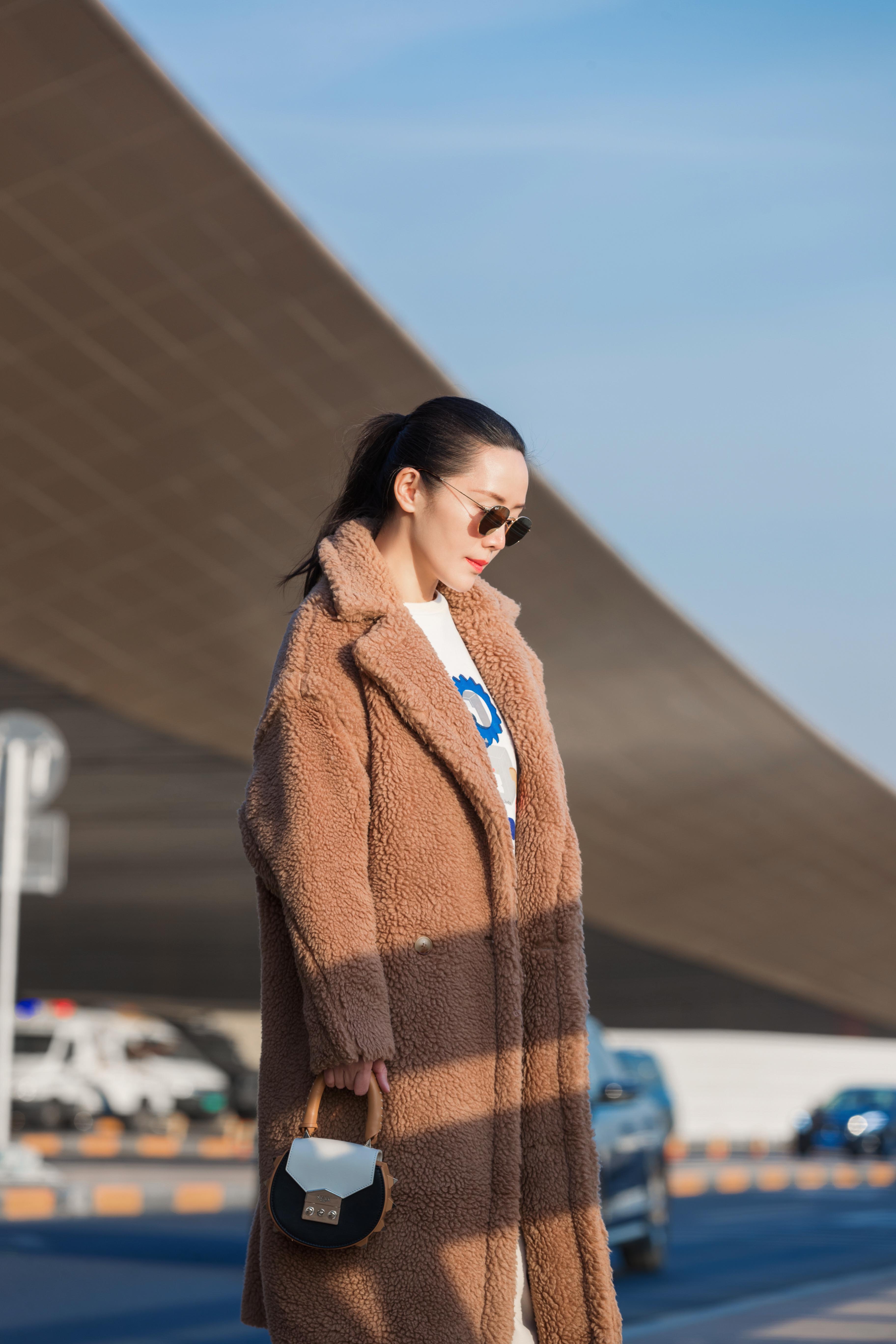 车永莉机场街拍泰迪熊大衣超减龄 寒冬取暖必备 -- 眼界，放眼世界