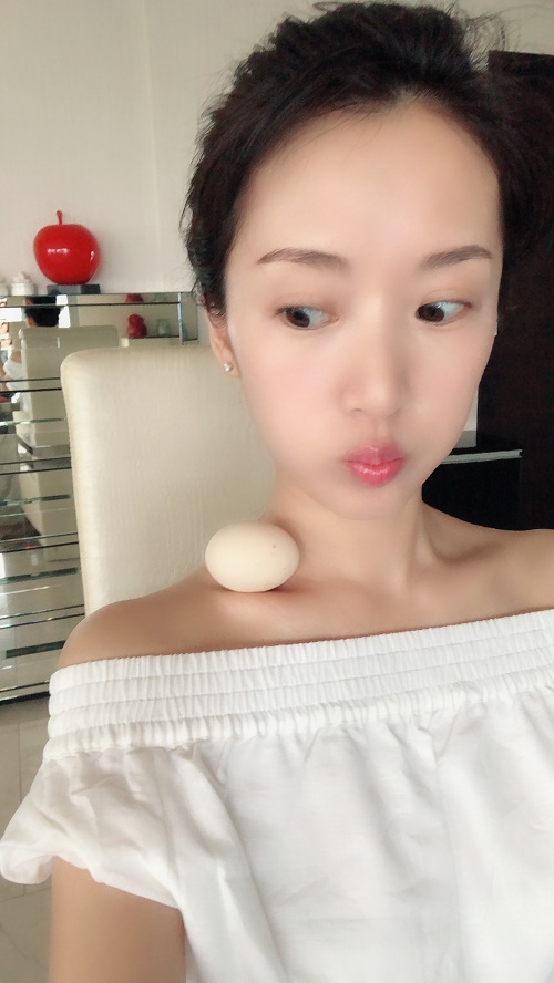 李念发文秀美食道早安锁骨放鸡蛋露香肩嘟嘴卖萌