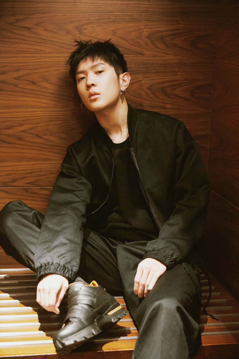 马伯骞受邀担任奢牌大使黑衣亮相现场玩dj装置